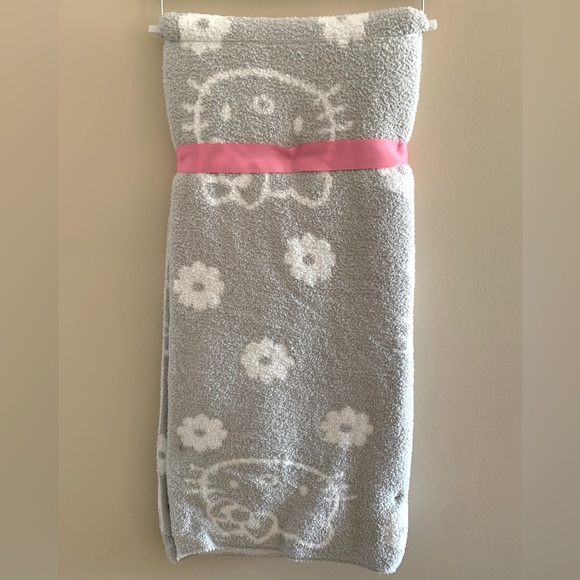 NWT Hello Kitty Throw Blanket - Picture 4 of 5